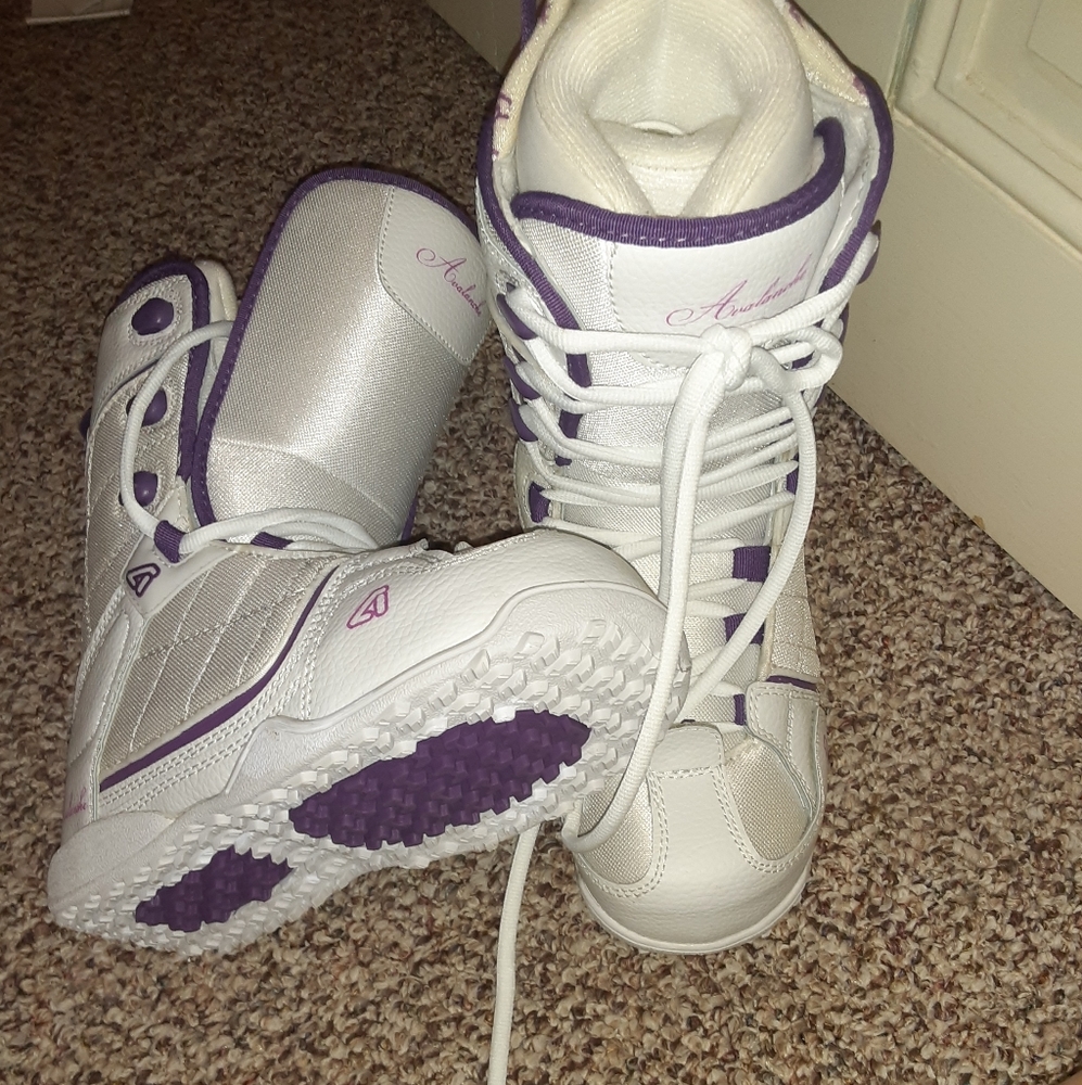 Snowboard boots